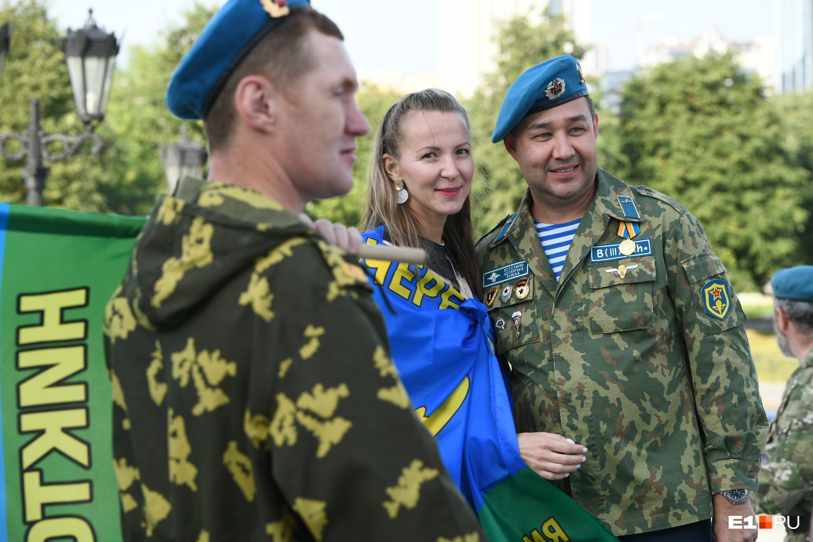 В тельняшках, голубых беретах и с флагами: фото боевых подруг десантников со Дня ВДВ в Екатеринбурге