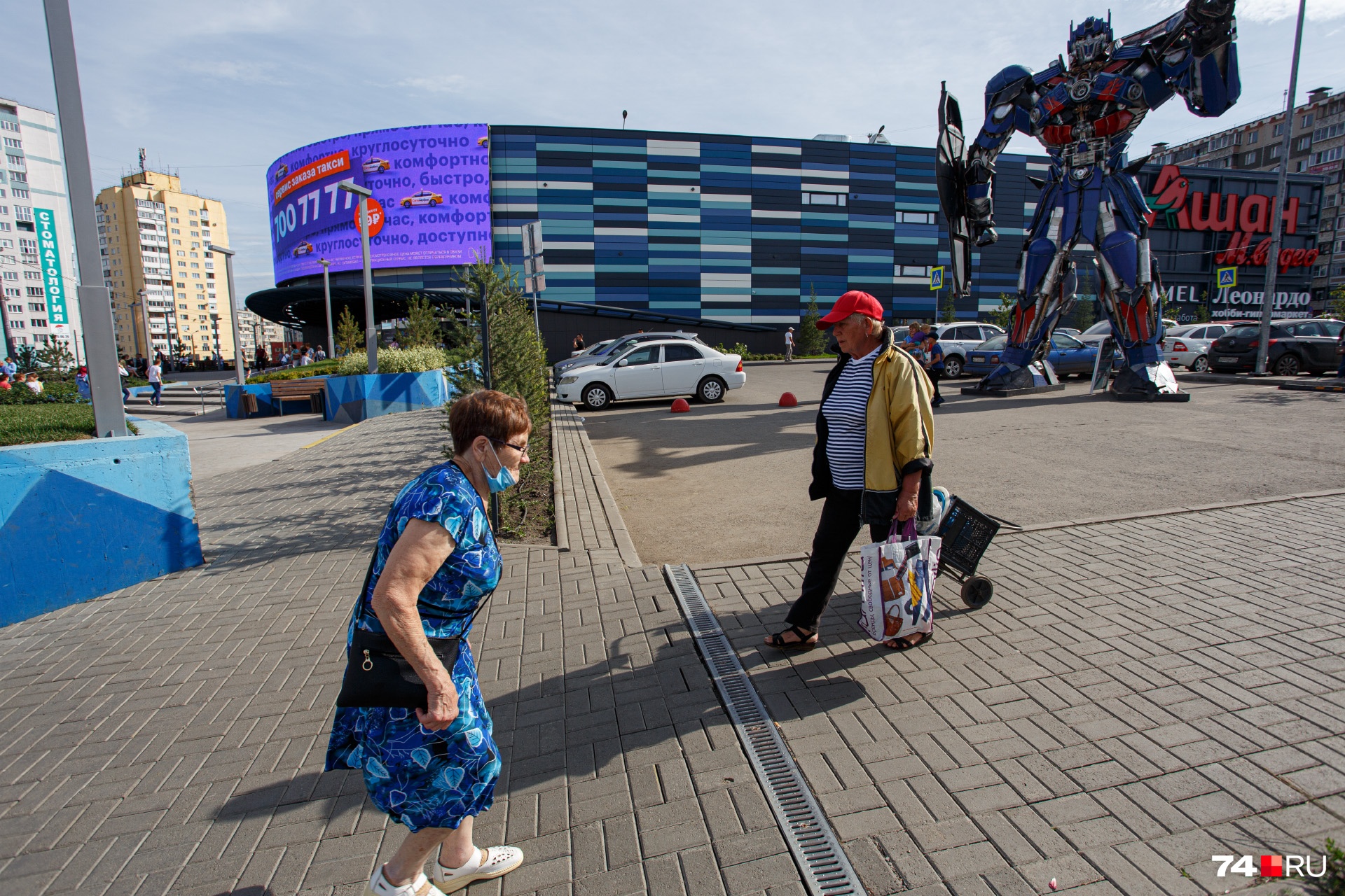 Космос челябинск. Трансформеры Челябинск космос. Тюмень парк Александровский возле ТРЦ Солнечный. Ладошки в Челябинске возле ЖД станции Звездная. Директор ТЦ Радуга Пермь Антипов.