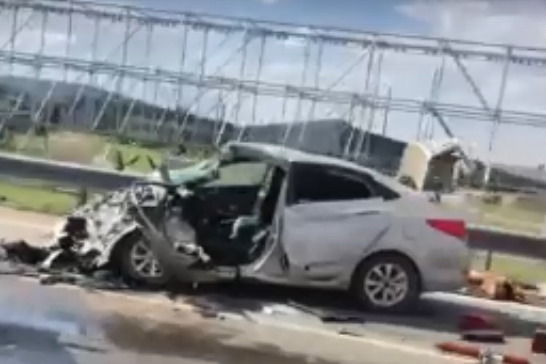 Видео с последствиями ДТП попало в сеть. На скриншоте видно, что от передней части машины почти ничего не осталось Видео с последствиями ДТП попало в сеть. На скриншоте видно, что от передней части машины почти ничего не осталось
