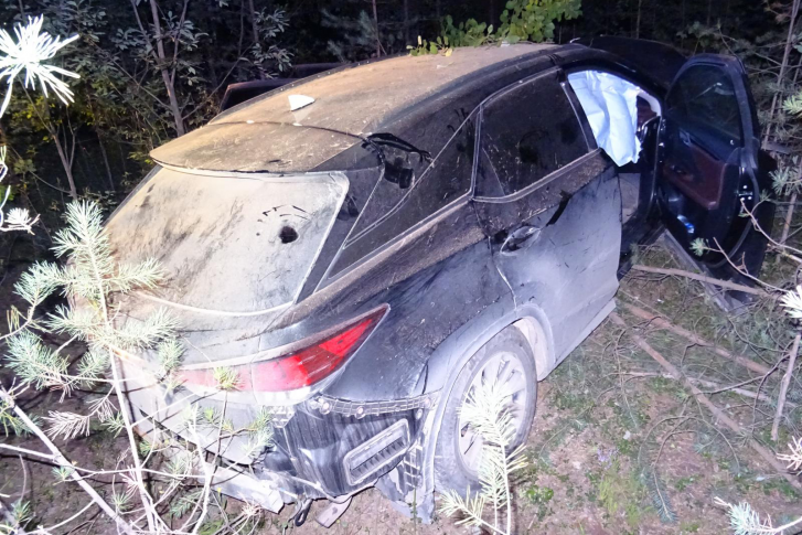 Водитель Lexus оставил автомобиль, а женщинам удалось выбраться из машины до приезда спасателей Водитель Lexus оставил автомобиль, а женщинам удалось выбраться из машины до приезда спасателей