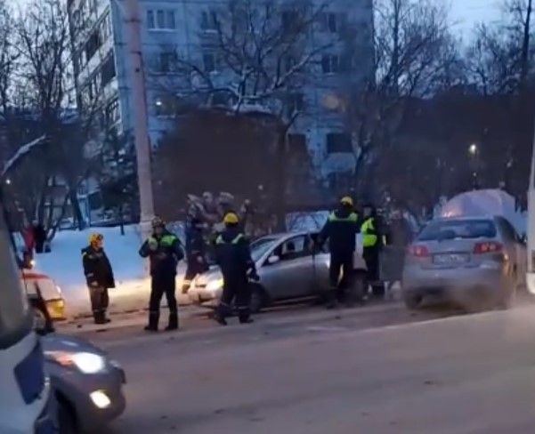 В Кемерово BMW после ДТП влетел в остановку: три человека пострадали