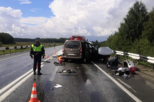 Водитель Hyundai не справился с управлением на мокрой дороге и вылетел на встречку Водитель Hyundai не справился с управлением на мокрой дороге и вылетел на встречку 