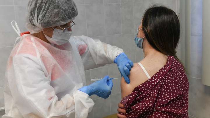«Никаких побочных явлений нет»: замминистра здравоохранения Кузбасса — о вакцинации подростков от COVID-19