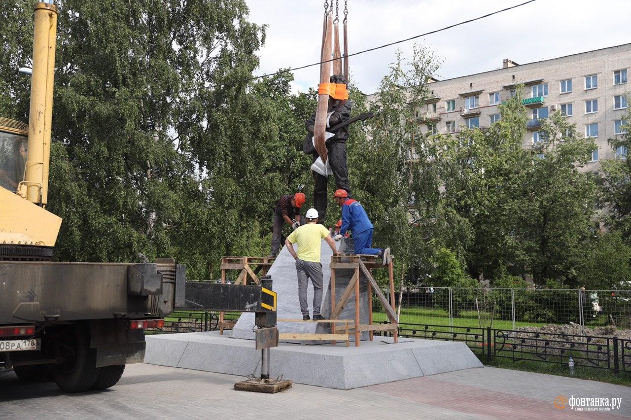 В Петербурге установили памятник Цою | 14.08.2020 | Санкт-Петербург -  БезФормата