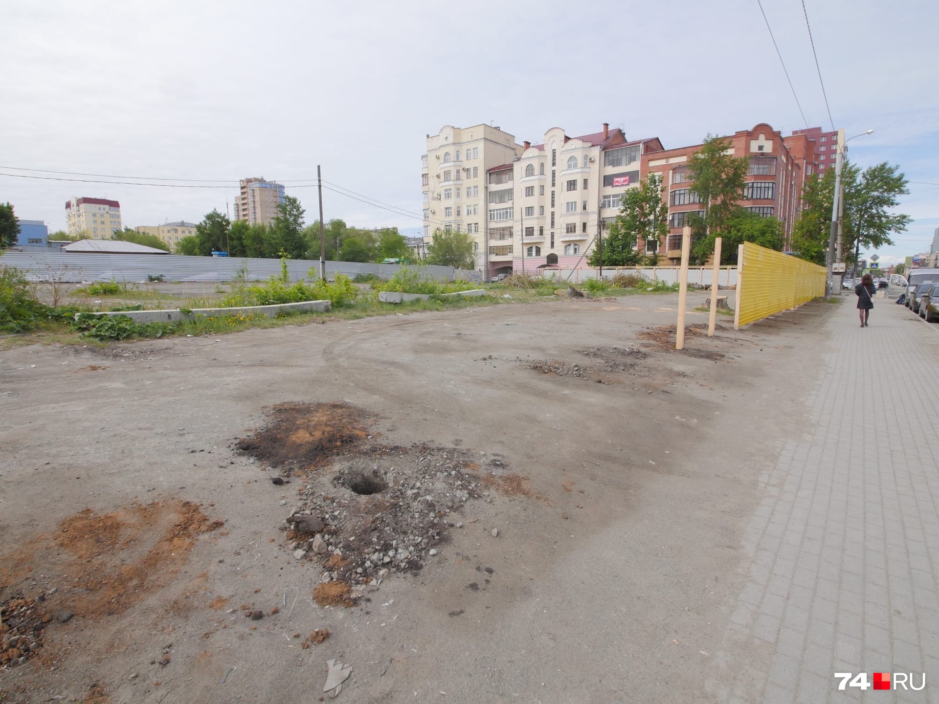 По плану через два года здесь появится четырёхэтажное кирпичное здание с гаражом и парковкой По плану через два года здесь появится четырёхэтажное кирпичное здание с гаражом и парковкой