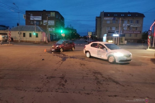 Авария произошла на пересечении Ткачева и Рокоссовского Авария произошла на пересечении Ткачева и Рокоссовского