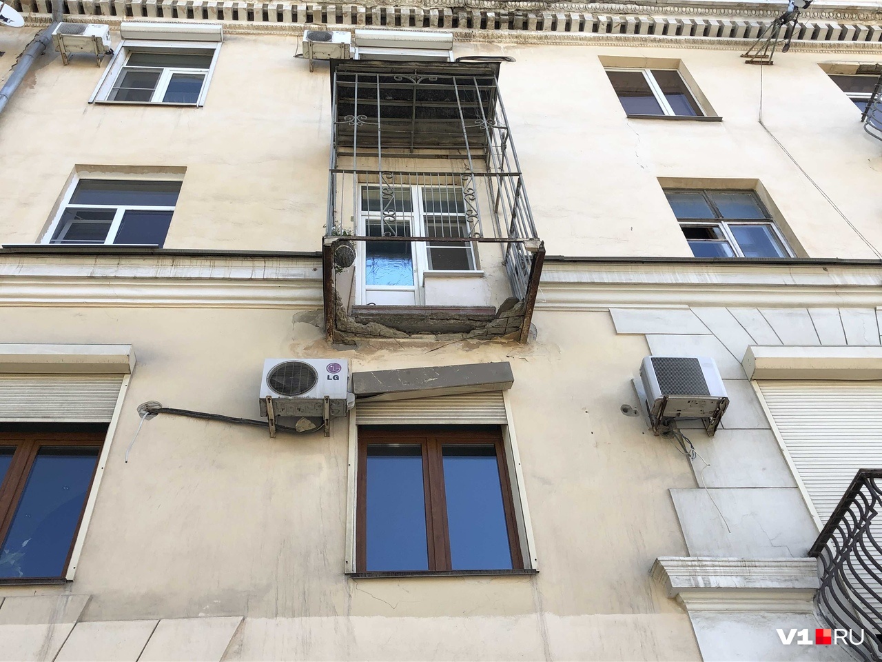 «Ждут, пока кого-нибудь убьет?»: жильцы дома с падающими балконами в центре Волгограда боятся за себя и за прохожих