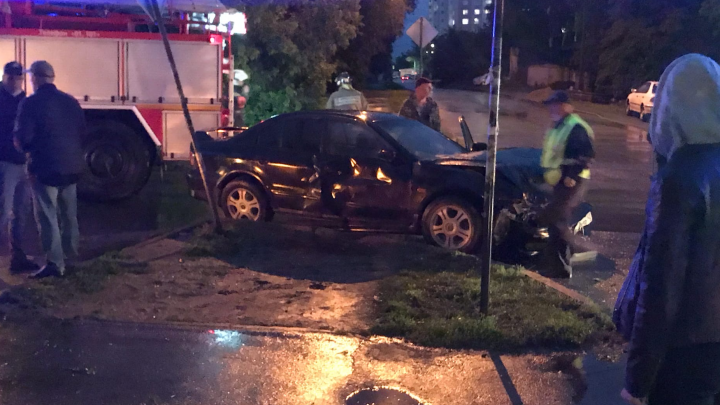 В Новосибирске столкнулись три автомобиля: одного из водителей зажало в машине