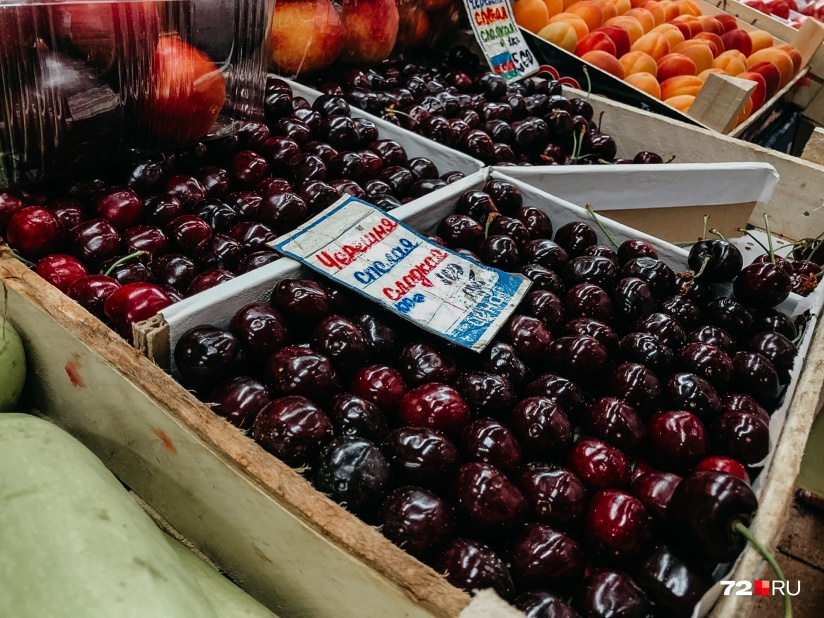 Черешня на рынке. Откуда привозят черешню в мае. Откуда везут черешню. Килограмм черешни на рынке. Откуда везут черешню.