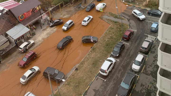 В Канавинском районе целую улицу затопило жидкостью странного цвета