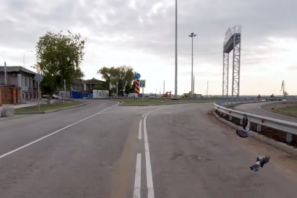 Заезд на мост со стороны Хлебной площади уже заасфальтировали и на дорогу нанесли разметку Заезд на мост со стороны Хлебной площади уже заасфальтировали и на дорогу нанесли разметку