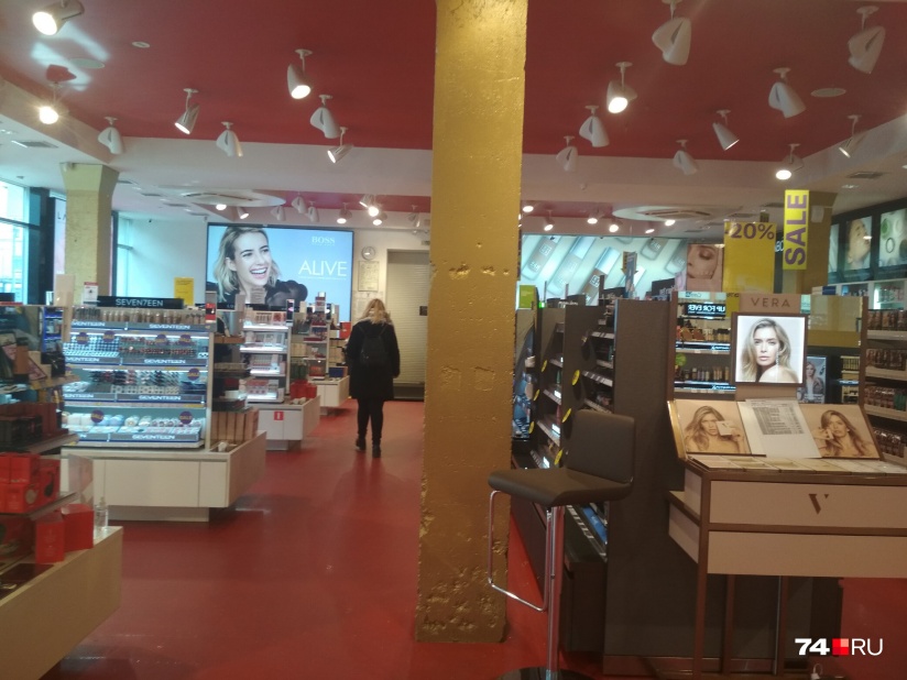 Золотое яблоко екатеринбург. Униформа золотое яблоко. Работа в магазине золотое яблоко. Кассир золотое яблоко. Работа в магазине золотое яблоко.