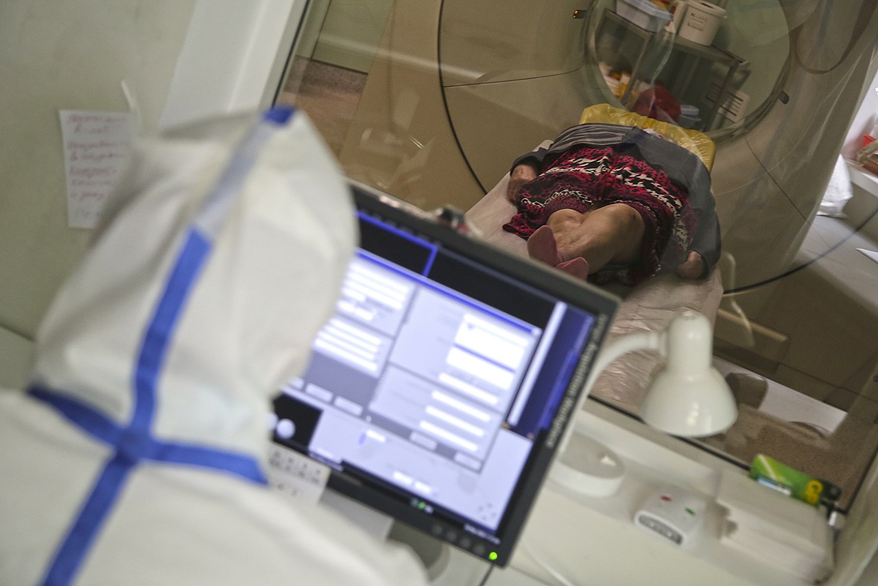 «Выгляжу как опухший алкаш»: петербургские врачи делятся фото из «красных зон»