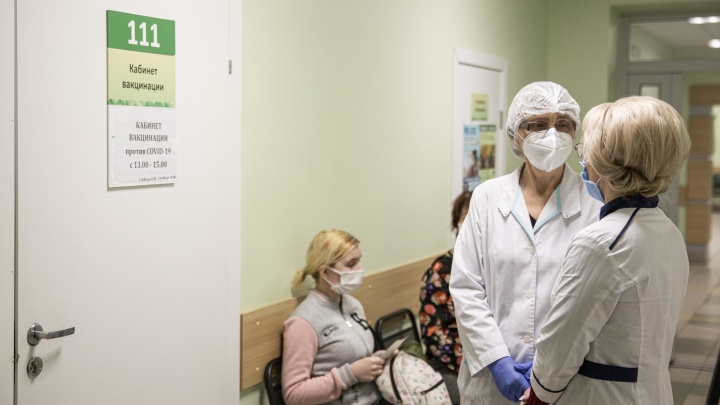 Люди идут сотнями: прививки от COVID-19 в Ярославской области вызвали ажиотаж