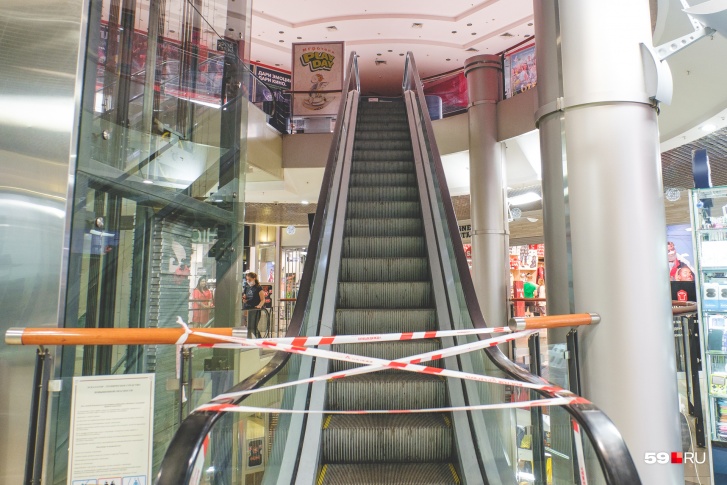 В прошлом году потоки посетителей в торговых центрах ограничивали так, в этом — закрывая ТЦ на выходные