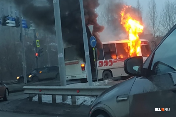 Люди успели выпрыгнуть из загоревшегося автобуса Люди успели выпрыгнуть из загоревшегося автобуса