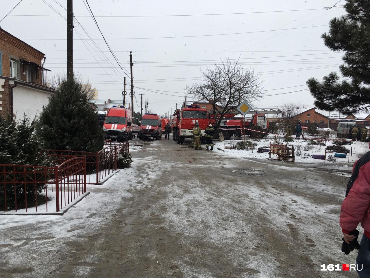 К дому на улице Павлова оперативно приехали 16 спецмашин — позже их число увеличилось до 26 К дому на улице Павлова оперативно приехали 16 спецмашин — позже их число увеличилось до 26