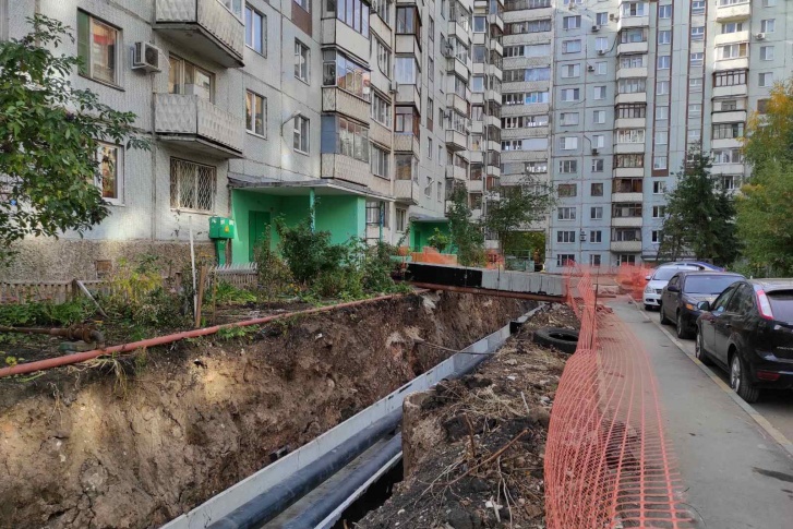Теплоэнергетики разрыли ямы вдоль домов Теплоэнергетики разрыли ямы вдоль домов