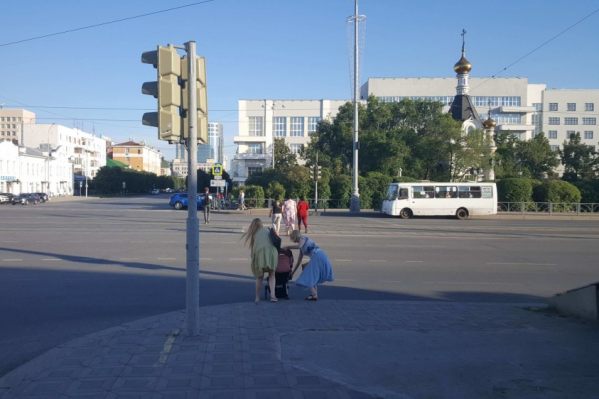 Несмотря на забор, люди продолжают ходить через перекресток Несмотря на забор, люди продолжают ходить через перекресток