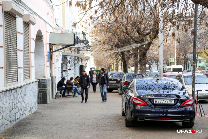 Тротуары здесь часто и так используются автовладельцами Тротуары здесь часто и так используются автовладельцами
