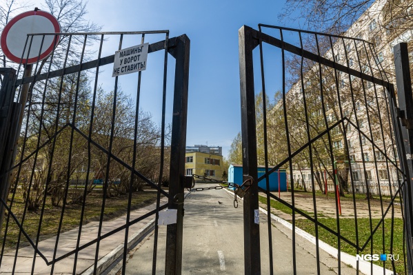 Печать с главных ворот детского сада оказалась сорванной Печать с главных ворот детского сада оказалась сорванной 