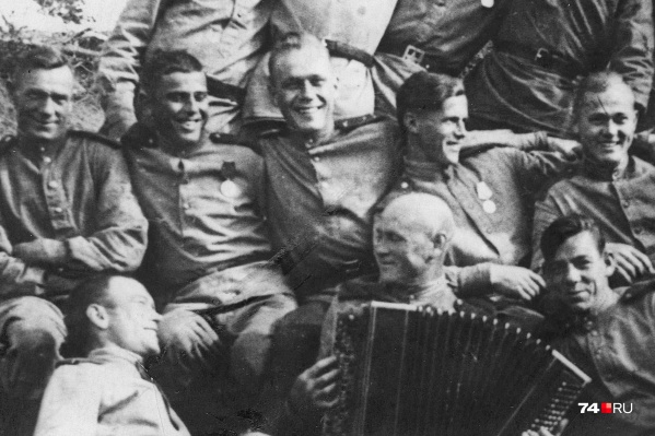 Василию Крылову было 40 лет, когда его призвали на фронт. 41-й день рождения спустя несколько месяцев он встретил в Карелии Василию Крылову было 40 лет, когда его призвали на фронт. 41-й день рождения спустя несколько месяцев он встретил в Карелии