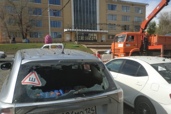 Свой гнев мужчина решил выместить с помощью булыжника Свой гнев мужчина решил выместить с помощью булыжника