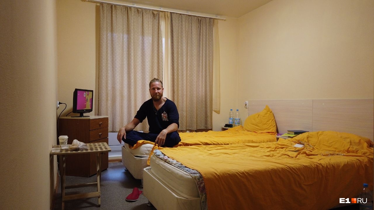 В номере есть даже телевизор, но туристы предпочитают сидеть в интернете В номере есть даже телевизор, но туристы предпочитают сидеть в интернете