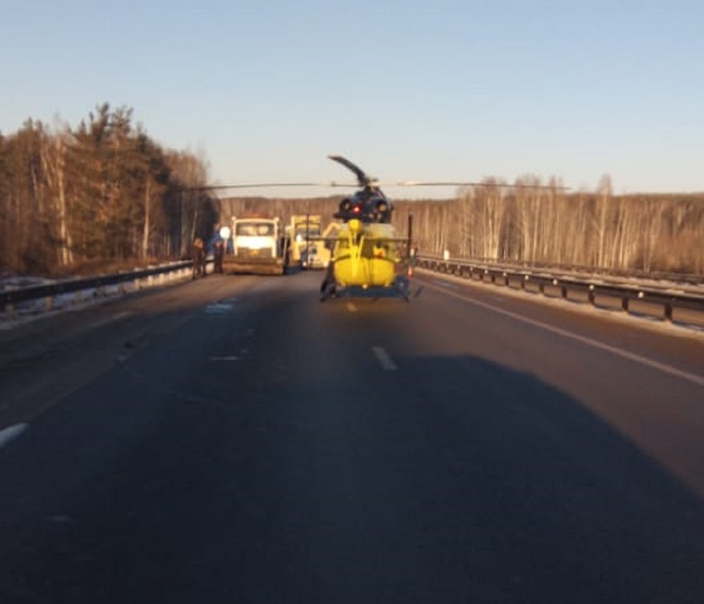 На Челябинском тракте посадили вертолет, чтобы эвакуировать пострадавшего в ДТП