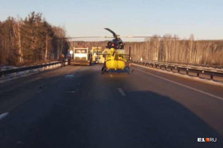 Вертолет посадили прямо на дорогу