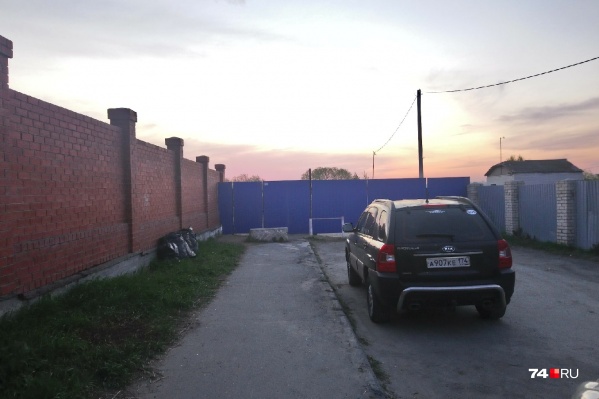 Пляж «Ясень» сдали в аренду на пять лет. Теперь дорогу к месту отдыха перегородили синим забором Пляж «Ясень» сдали в аренду на пять лет. Теперь дорогу к месту отдыха перегородили синим забором