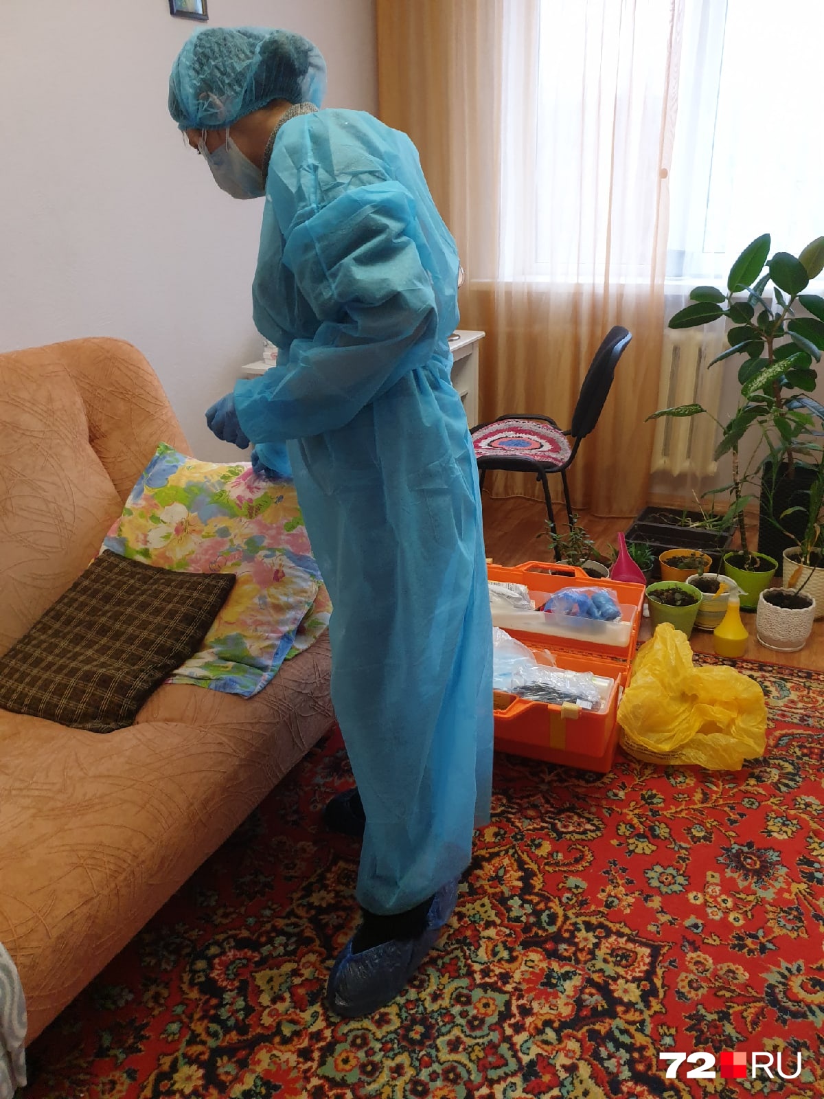 Вот как это выглядит. Врачи приходят домой со специальным чемоданчиком, опрашивают человека, вернувшегося из-за границы, берут анализы и затем уходят Вот как это выглядит. Врачи приходят домой со специальным чемоданчиком, опрашивают человека, вернувшегося из-за границы, берут анализы и затем уходят 
