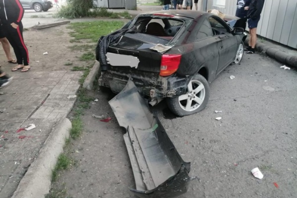 Toyota Celiсa вылетела в парковочный карман, сбив двух пешеходов Toyota Celiсa вылетела в парковочный карман, сбив двух пешеходов