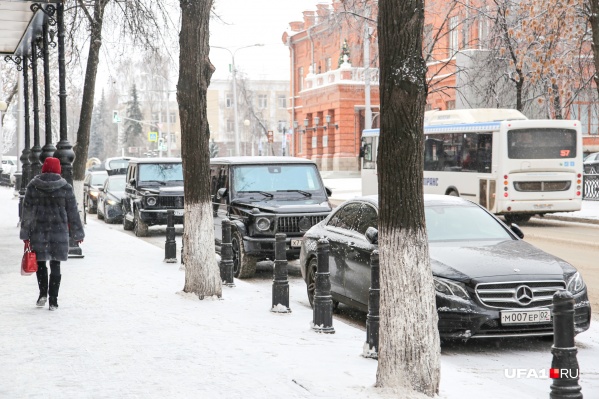 Три «Мерседеса» так никто и не увез с места неправильной парковки Три «Мерседеса» так никто и не увез с места неправильной парковки