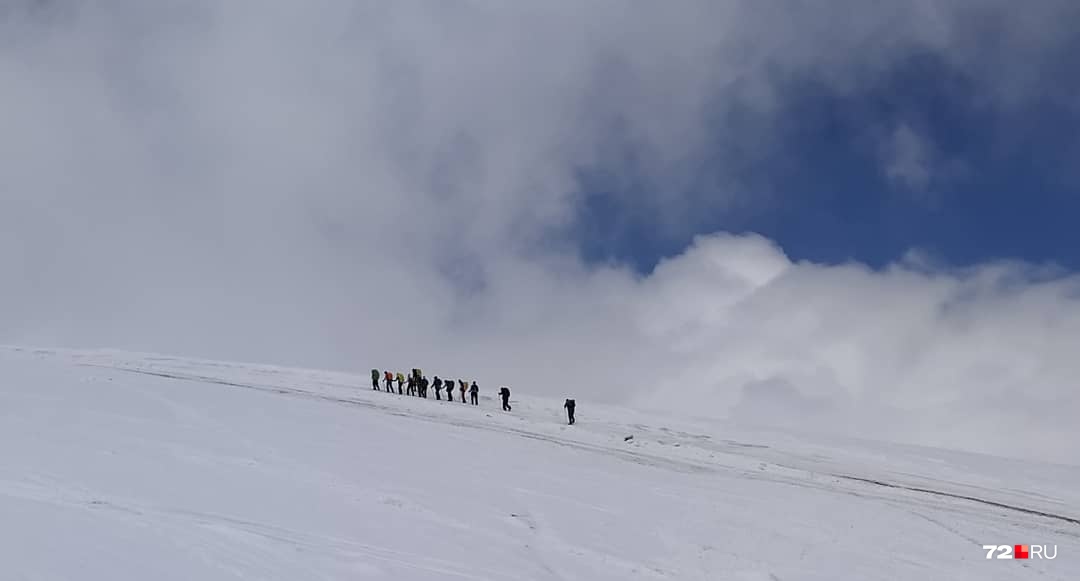 Группа людей поднимается на гору Эльбрус
