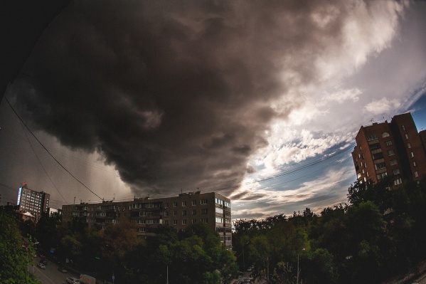 Перед грозой небо затянули темные тучи, а тюменский фотограф Евгений Шульц сделал прекрасные кадры Перед грозой небо затянули темные тучи, а тюменский фотограф Евгений Шульц сделал прекрасные кадры