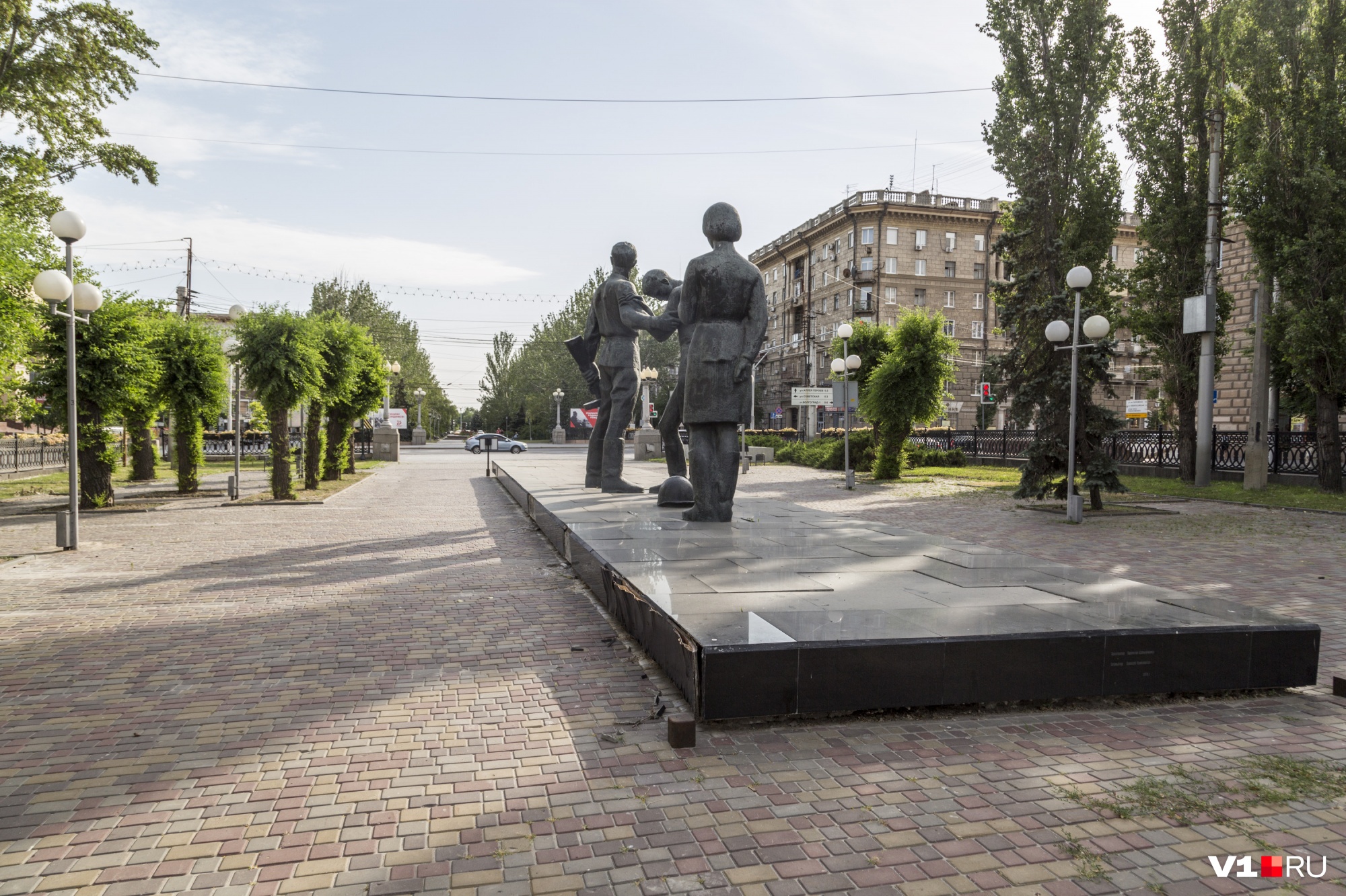 Возле памятника не забыли обрубить деревья, а о том, что его надо помыть - не вспомнили Возле памятника не забыли обрубить деревья, а о том, что его надо помыть - не вспомнили