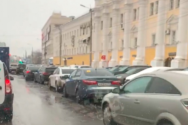 После массовых штрафов нарушителям прошла пара дней, улицу опять заставили в два ряда После массовых штрафов нарушителям прошла пара дней, улицу опять заставили в два ряда