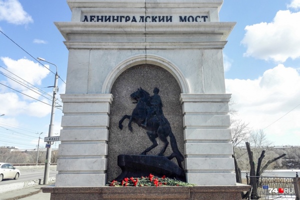 Состояние моста давно вызывает опасения, но его не закрывали до появления дублёра — развязки на улице Братьев Кашириных. Теперь сроки снова перенесли Состояние моста давно вызывает опасения, но его не закрывали до появления дублёра — развязки на улице Братьев Кашириных. Теперь сроки снова перенесли