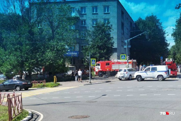 За работой пожарных наблюдают жильцы дома и прохожие За работой пожарных наблюдают жильцы дома и прохожие