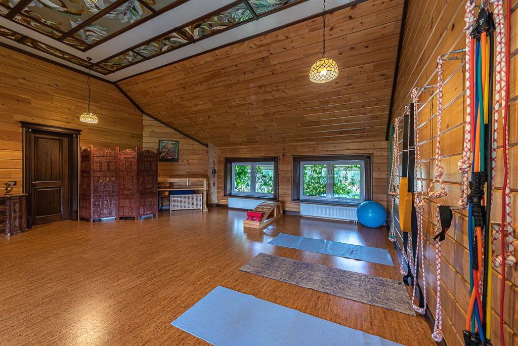 В доме есть своя йога-студия
