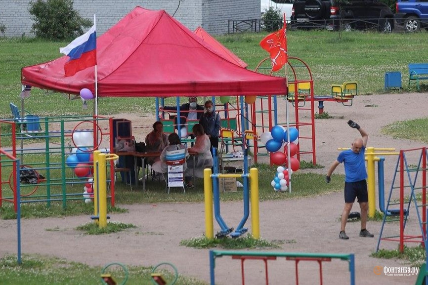 уличный избирательный участок на детской площадке 