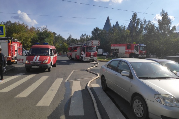 Пожарные отправились к месту происшествия на вызов по повышенному номеру сложности Пожарные отправились к месту происшествия на вызов по повышенному номеру сложности