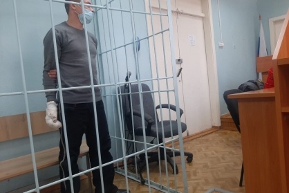 На фотографии видно травмированную правую руку обвиняемого. По версии следствия, мужчина бил супругу руками и ногами На фотографии видно травмированную правую руку обвиняемого. По версии следствия, мужчина бил супругу руками и ногами