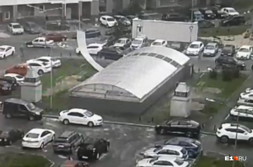 Появилось полное видео ЧП в Академическом, где оторвавшийся с паркинга лист подкинул мужчину в воздух