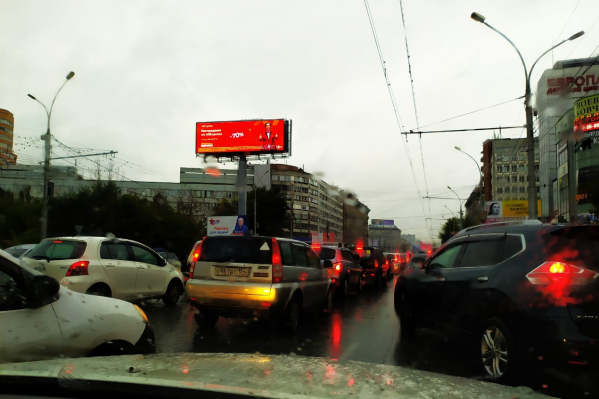 Пробка собралась и на площади Калинина Пробка собралась и на площади Калинина