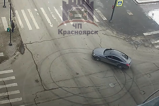 Автомобиль сделал два круга на перекрестке Автомобиль сделал два круга на перекрестке