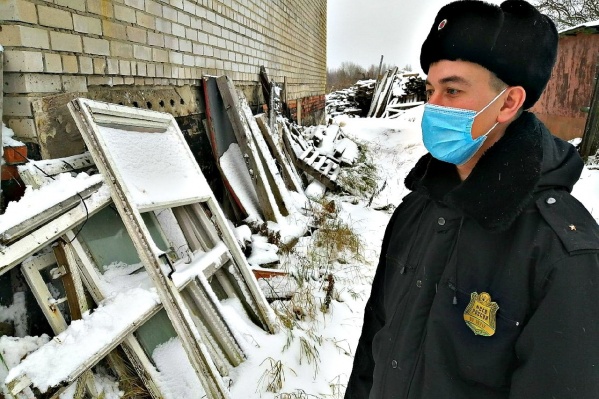 Отец с сыном жили в недостроенном доме Отец с сыном жили в недостроенном доме