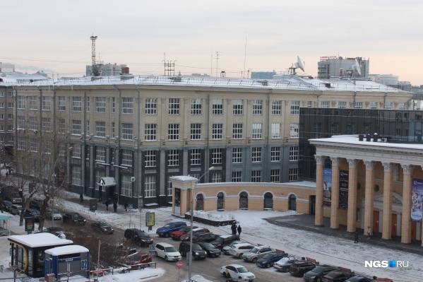 На продажу выставили именно эту часть здания — окнами она выходит на кинотеатр «Победа». Другая часть здания, с «Почтой России», является памятником архитектуры и находится в федеральной собственности На продажу выставили именно эту часть здания — окнами она выходит на кинотеатр «Победа». Другая часть здания, с «Почтой России», является памятником архитектуры и находится в федеральной собственности