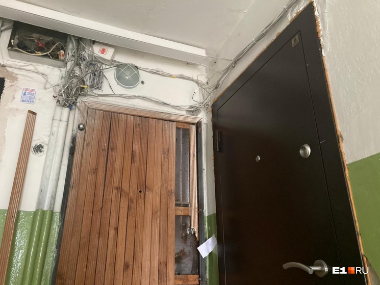 Следователи опечатали дверь в квартиру после трагедии